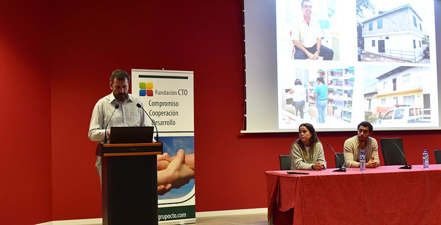 Javier Urbano durante su exposición ante la atenta mirada de Helena Garreta y César Guitérrez. 