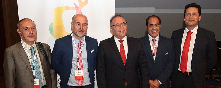Agustín Ortega García, subdirector Económico Administrativo y de Servicios Generales del Complejo Hospitalario Universitario de Huelva; Luis Mosquera, presidente de la Asociación Española de Ingeniería Hospitalaria (AEIH); José Manuel Baltar, consejero de Sanidad de Canarias; Javier Guijarro, secretario general de la AEIH; y Luis Fernando Talavera, presidente del Comité Organizador del 35º Congreso Nacional de Ingeniería Hospitalaria. 
