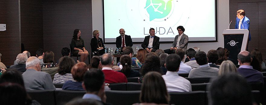 Un momento de la mesa redonda: Ana Oliver Sanjuán, vicepresidenta de Hefame; Belén Menéndez Nieto, directora de Planificación Estratégica de Cofares; Jorge Fernández-Ordás, exdirector de Farmacia y Productos Sanitarios de la Consejería de Sanidad de Madrid; Cristóbal López de la Manzanera, presidente de Adefarma, y Luis Martín Lázaro, de Luda Partners. En el estrado, Daniel de Carvajal, también de Luda Partners. 