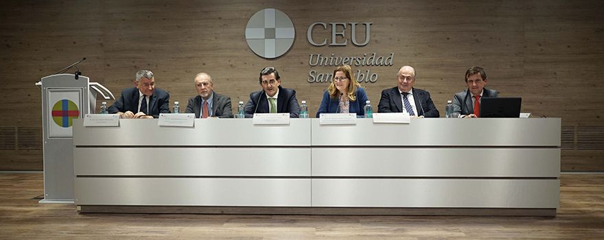 Luis Aparicio, profesor de la Facultad de Derecho de la Universidad CEU-San Pablo;José Barberá, vicedecano de Hospitales de la Universidad CEU-San Pablo; Juan Abarca Cidón, presidente de HM Hospitales; Begoña Blasco, vicerrectora de enseñanzas de la Universidad CEU-San Pablo; Ricardo De Lorenzo, presidente de la AEDS, y Jesús Peláez, codirector del máster.