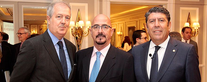 Luis Mayero, presidente del IDIS; César Pascual, director general de Coordinación de la Asistencia Sanitaria de la Comunidad de Madrid; y Manuel Vilches, director general del IDIS.