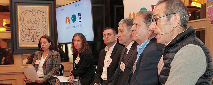 María Victoria Tornamira, directora de Medical Affaires de Oncología en MSD; Rosario García Campelo, de SEOM; Federico Rojo, secretario de SEAP; José Miguel Sánchez, del GECP); Javier de Castro, presidente de Icapem y Bernard Gaspar, presidente de AEACaP. 