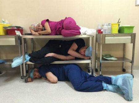 Foto de algunos médicos durmiendo.