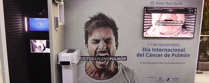 El stand de la campaña 'Gritosaplenopulmon', en la estación de Atocha, en Madrid.
