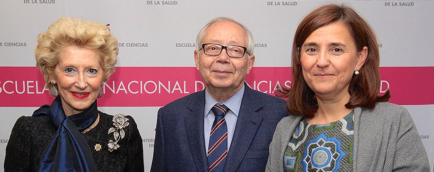 Pilar Fernández, presidenta de la Escuela Internacional de Ciencias de la Salud; Julio Sánchez Fierro, vicepresidente de la Asociación de Derecho Sanitario; Pilar Arrazola, jefa de Servicio de Medicina Preventiva del Hospital 12 de Octubre. 
