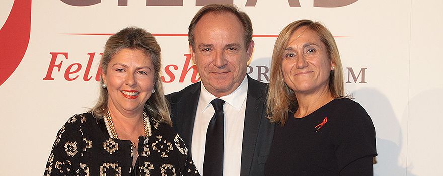 María Río, CEO y vicepresidenta de Gilead; Javier Castrodeza, secretario general de Sanidad y Consumo del Ministerio de Sanidad, y Begoña Rodríguez-Ortiz, responsable del Plan Nacional de Drogas. 