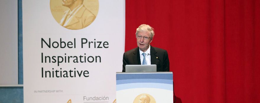 Jules A. Hoffmann en un momento de su conferencia ante alumnos y jóvenes investigadores. 