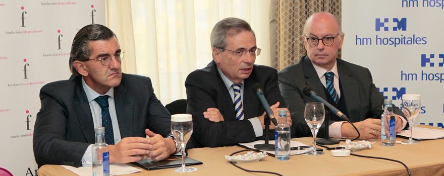 Juan Abarca Cidón, presidente de HM Hospitales, junto a Rafael Matesanz y Aldo Olcese, presidente de la Fundación Independiente, en un momento de la presentación. 