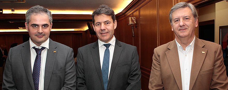 Carlos Jiménez, presidente de la Comisión de Ingeniería Médica y Sanitaria del Colegio de Ingenieros Industriales de Madrid (Coiim); con José Lorenzo, técnico de la Fundación Rioja Salud y exdirector de Sistemas del Gobierno de La Rioja; y Andrés Gómez, vocal de la misma comisión y director de Gestión del Sermas. 