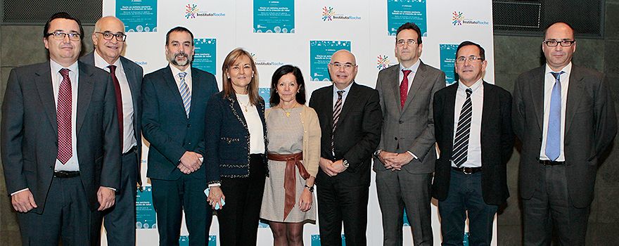 Álvaro Hidalgo, profesor de Fundamentos del Análisis Económico de la Universidad Complutense de Madrid; Federico Plaza, vicepresidente del Instituto Roche; Jorge Aboal, director general de Asistencia Sanitaria del Sergas; Consuelo Martín de Dios, directora del Instituto Roche; Olga Delgado, jefa del Servicio de Farmacia del Hospital Son Espases; Antonio López Andrés, subdirector general de Farmacia de Navarra, y Juan Carlos Saorin, gerente de Precios en Roche.