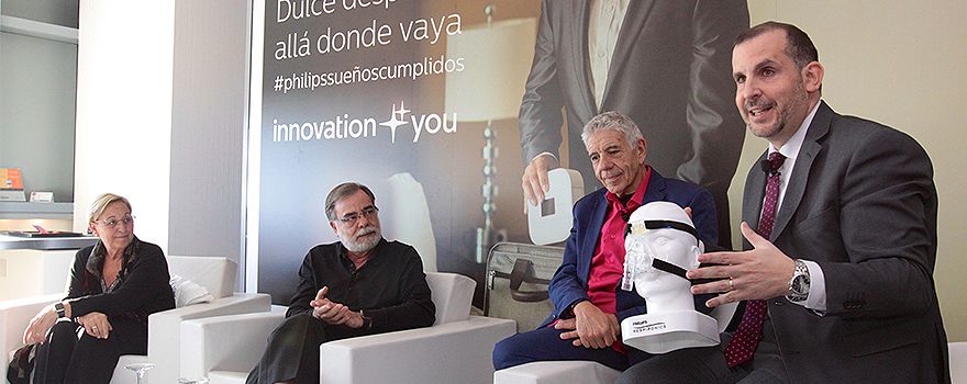 Momento de la presentación de DreamStation Go, con Eduard Estivill, el paciente Oleguer y su mujer, y Javier González Cappa, director de negocio de Terapias Respiratorias de Philips. 