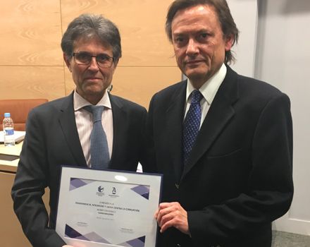 Humberto Arnés, director general de Farmaindustria, recibiendo el premio. 
