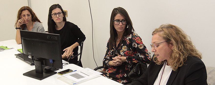 Montse del Castillo, directora de la Unidad Residencial 24h del Instituto de Trastornos Alimentarios (ITA), Alcalá de Henares, Marta Gago, directora del Hospital de Día del Centro ITA Madrid, Cristina Carretero, responsable del Programa de Promoción de la Salud de Fundación ITA y Montse Graell, presidenta de Asociación Española para el Estudio de los Trastornos de la Conducta Alimentaria (Aeetca) al comienzo de la ponencia '¿Qué se esconde detrás de un trastorno de la conducta alimentaria?'.