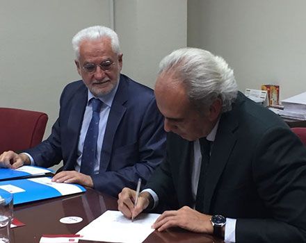 El consejero de Sanidad de la Comunidad de Madrid, Enrique Ruiz Escudero, en el momento de la firma del pacto.