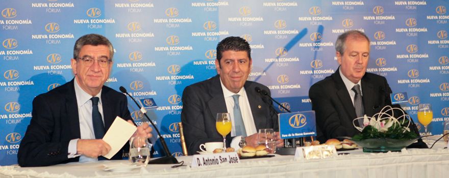 La mesa principal compuesta por, de izquierda a derecha: Antonio San José, periodista; Manuel Vilches y Luis Mayero, director general y presidente, respectivamente, del Instituto para el Desarrollo e Integración de la Sanidad (IDIS). 