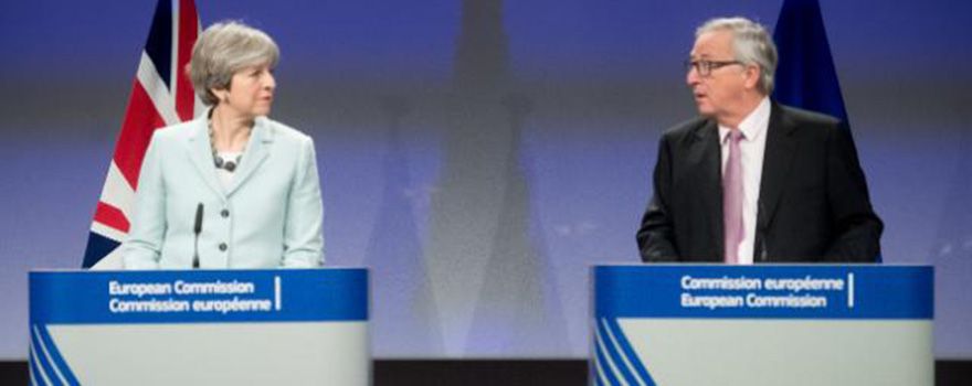 Theresa May, primera ministra británica, y Jean-Claude Juncker, presidente de la Comisión Europea.