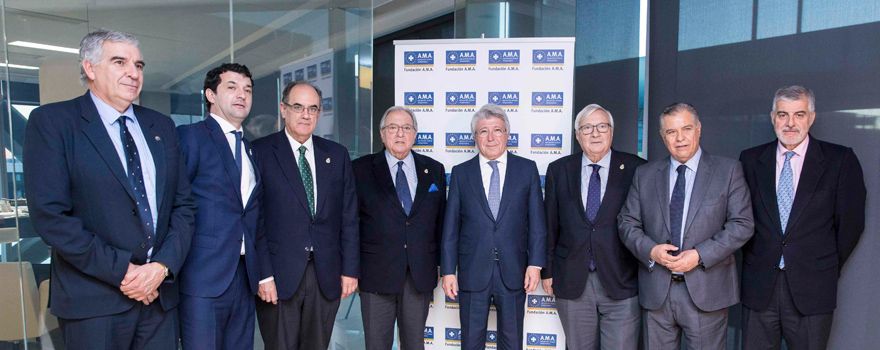 Los consejeros delegados de AMA con el presidente de la fundación, Diego Murillo, y el presidente del Atlético de Madrid, Enrique Cerezo, en el centro. 