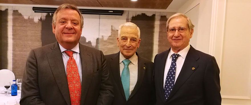 Julio Ancochea, presidente de Asomega; Miguel Carrero, presidente de Previsión Sanitaria Nacional (PSN); y Gonzalo Rodríguez Mourullo, profesor emérito de la Univesridad Autónoma de Madrid. 