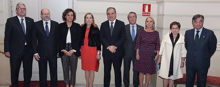 Jordi de Dalmases y Luis Amaro, vicepresidente y secretario del Consejo General de Farmacéuticos; Dolors Montserrat, ministra de Sanidad; Ana Pastor, presidenta del Congreso de los Diputados, y Jesús Aguilar, Práxedes Cruz, Fe Ballesteros, Rosa López Torres y Luis González, presidente, vicepresidente, contadora, tesorera y vicepresidente del Consejo General de Farmacéuticos. 