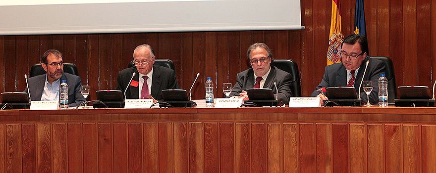 Gonzalo Calvo, jefe del Servicio de Farmacología Clínica del Hospital Clínic de Barcelona; Francisco Zaragozá, vocal de Formación del Consejo General de Farmacéuticos; Miguel Ángel Abad, del Comité de Expertos en Biosimilares de la Sociedad Española de Reumatología (SER), y Álvaro Hidalgo, profesor titular de Fundamentos y Análisis Económico de la Universidad de Castilla-La Mancha.