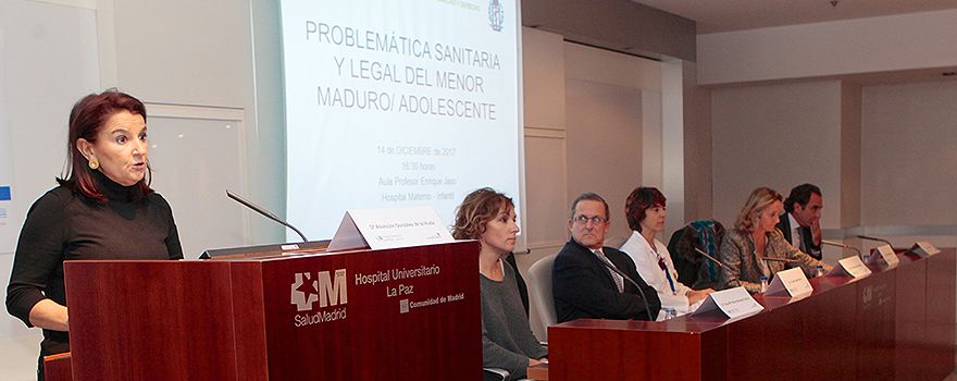 La moderadora del Foro de Derecho Sanitario presenta a cada uno de los ponentes. 