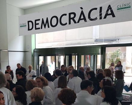 Imagen de la pancarta en el hall del Clínic de Barcelona.