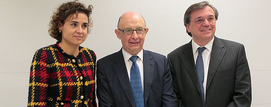 La ministra Dolors Montserrat, el ministro Montoro y el presidente Acebillo.