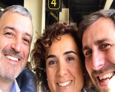 Jaume Collboni, junto a la ministra de Sanidad, Dolors Montserrat, y el exconsejero de Salud de Cataluña, Antoni Comín, en un animado 'selfie' durante la campaña por la EMA.