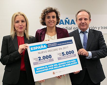 Domínguez-Gil, la ministra Montserrat y el secretario general de Sanidad, Javier Castrodeza, posan tras la rueda de prensa.