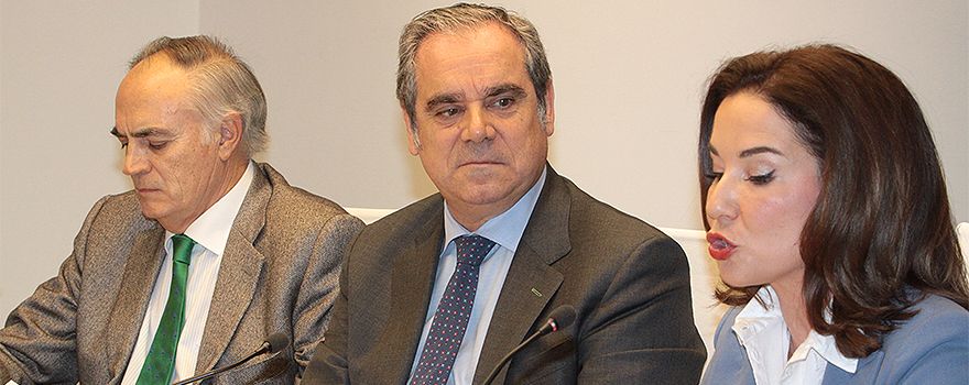 Carlos Gómez Argüelles, presidente de la Academia de Farmacia de Castilla y León; Jesús Aguilar, presidente del Consejo General de Farmacéuticos, y Raquel Martínez, presidenta del Consejo de Farmacéuticos de Castilla y León. 