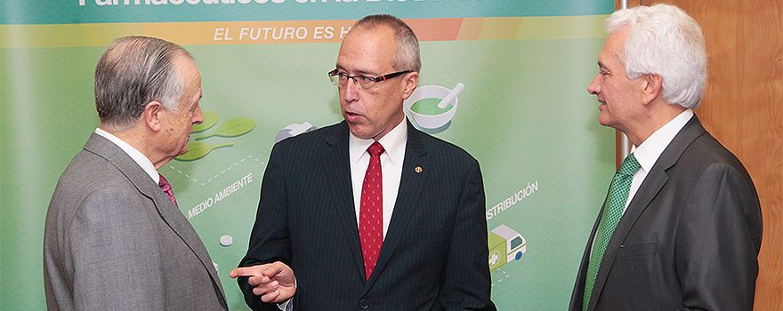 Francisco Zaragozá, vocal nacional de Formación del Consejo General de Farmacéuticos; Juan Jorge Poveda, vocal de Distribución del Colegio de Farmacéuticos de Madrid, y Eugeni Sedano, vocal de Industria del Consejo General y director de Relaciones Institucionales de Esteve.