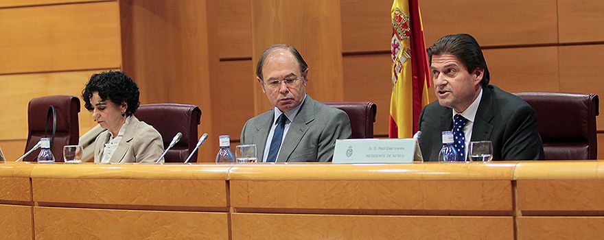 Encarnación Cruz Martos, directora general de Cartera Básica de Servicios del SNS y Farmacia; Pío García Escudero, presidente del Senado, y Raúl Díaz-Varela, presidente de Aeseg. 