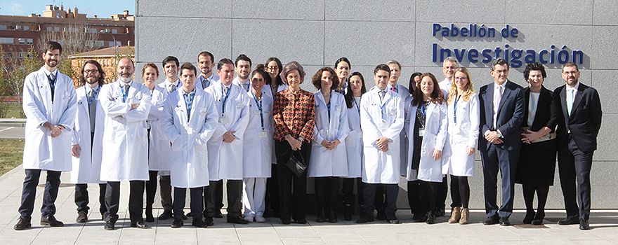 Foto de familia con la reina Sofía, junto a Juan Abarca Cidón, presidente de HM Hospitales y el equipo de médico del grupo.