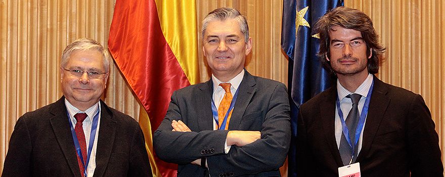 Fernando Carballo, presidente de Facme; Daniel Álvarez, de Ciudadanos; Carlos Mur, gerente del Hospital de Fuenlabrada.