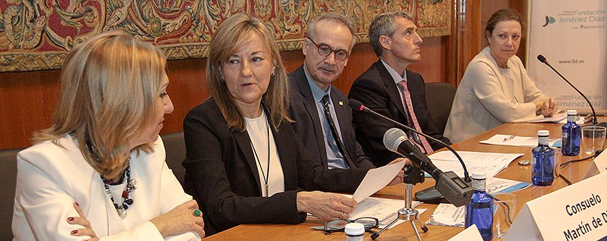 Carmen Ayuso, jefe de departamento de Genética en el Hospital Universitario Fundación Jiménez Díaz y directora científica del IIS-FJD; Consuelo Martín de Dios, Consuelo Martín de Dios, vicepresidente y directora general del Instituto Roche; Jesús Fernández Crespo, director general del Instituto de Salud Carlos III; Juan Antonio Álvaro de la Parra, director regional en Madrid de los Hospitales Quiónsalud; Leticia Moral, directora de Asistencia y Calidad de Quirónsalud.