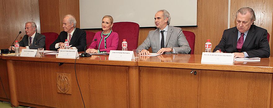 José Manuel Pérez Vázquez, vicepresidente de la Academia Médico Quirúrgica Española; Luis Ortiz Quintana, presidente de la Academia Médico Quirúrgica Española; Cristina Cifuentes, presidenta de la Comunidad de Madrid; Enrique Ruiz Escudero, consejero de Sanidad de la Comunidad de Madrid; José Luis Álvarez-Sala, decano de la Facultad de Medicina de la Universidad Complutense de Madrid.