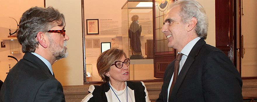 Juan José Polledo, director de Relaciones Institucionales de Celgene da la bienvenida al consejero Ruiz Escudero ante la mirada de la directora médica de la compañía, Luisa Rodríguez Posé.