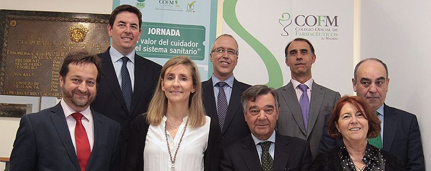 En la fila superior: Manuel Martínez del Peral, vicepresidente del Colegio de Farmacéuticos de Madrid; Juan Jorge Poveda, del Gabinete de Dirección de Cofares; César Antón, director del Área Sociosanitaria de Cofares: En la fila interior, Fernando Prados, viceconsejero de Humanización de la Asistencia Sanitaria de Madrid; Carmen Aláez, directora técnica de Fenin; Luis González, presidente del Colegio de Farmacéuticos de Madrid; Yolanda Tellaeche, presidenta del Instituto de Formación de Cofares, y Primitivo Ramos, coordinador médico asistencial del Servicio de Bienestar Social de la Comunidad de Madrid.
