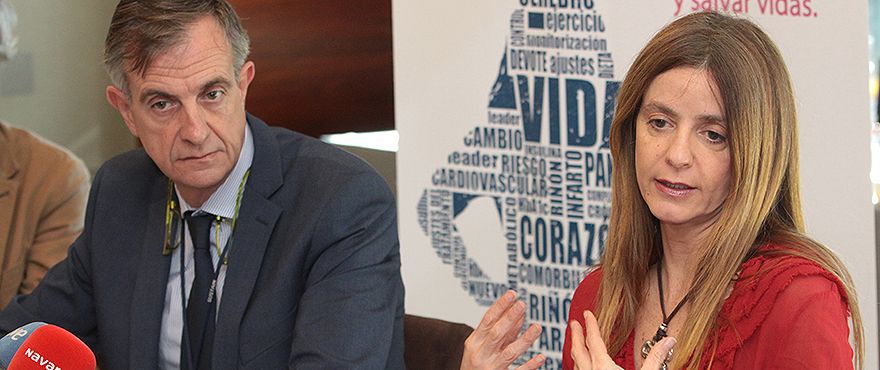 Esteban Jódar, jefe de Endocrinología y Nutrición de los Hospitales Quirón Salud de Pozuelo, y Almudena Castro, jefa de Rehabilitación Cardíaca del Hospital de La Paz, durante el desayuno informativo de Novo Nordisk.