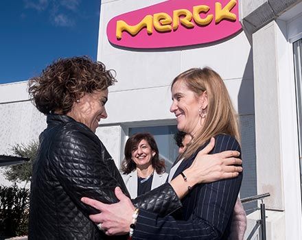 Dolors Montserrat saluda a Marieta Jiménez en su llegada a las instalaciones de Merck.