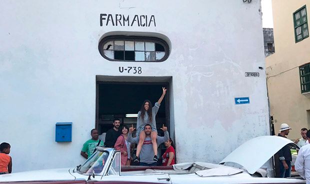 García Trevijano posa ante una farmacia en la Habana. 