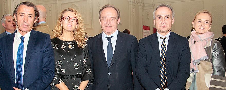 Alfonso Beltrán, director general de Fipse;  Paloma Casado, subdirectora general de Calidad e Innovación del Ministerio de Sanidad; Javier Castrodeza, secretario general de Sanidad; Jesús Fernández Crespo, director general del Instituto de Salud Carlos III, y Margarita Alfonsel, secretaria general de Fenin. 