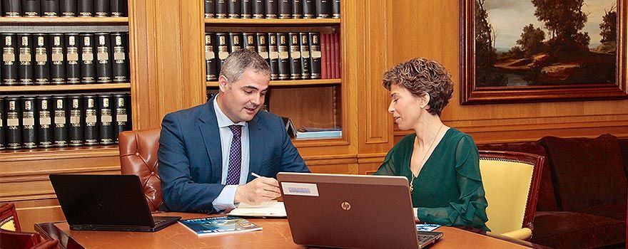 Carlos Jiménez y Carmen Vázquez preparan los contenidos de los próximos cursos formativos para ingenieros industriales en sanidad. 