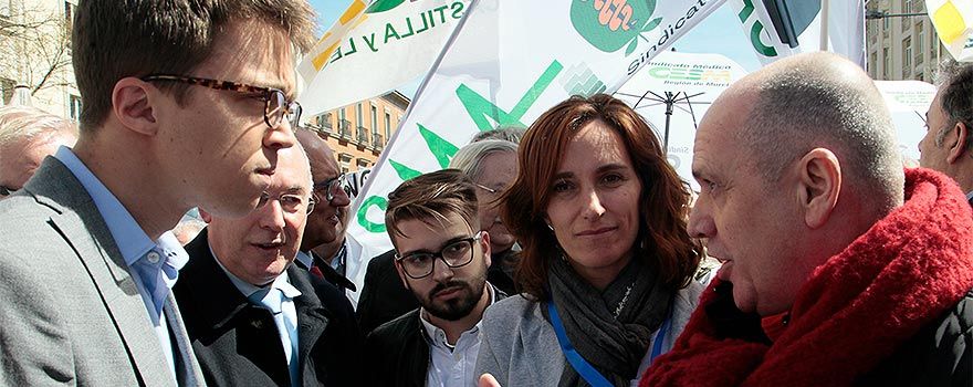 Iñigo Errejón diputado de Podemos, charla con Gabriel del Pozo, vicesecretario general de CESM, ante la atenta mirada de Francisco Miralles, secretario general de CESM, Daniel Sánchez, vicepresidente de CEEM, y Mónica García, portavoz en la Comisión de Sanidad en la Asamblea de Madrid. 