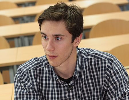 Eduardo Miguel Aparicio: No veo ningún motivo por el que el Ministerio no publica la bibliografía con la que deciden que esta pregunta se impugna o no.