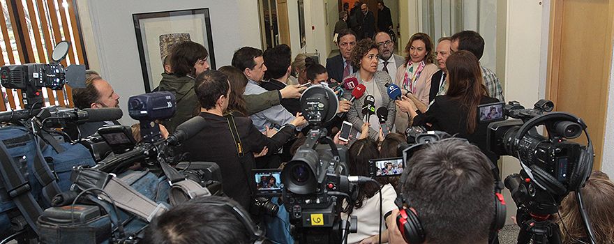 La ministra atiende a los medios tras la reunión.