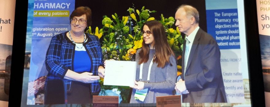 Xènia Fernandez recoge el premio a mejor comunicación oral en el Congreso Europeo de Farmacia Hospitalaria.