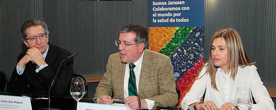 Jesús San Miguel, director del Grupo de Mieloma de la Clínica Universidad de Navarra; Antonio Fernández, director de Governmental Affairs de Janssen, y María Victoria Mateos, responsable de la Unidad de Mieloma del Hospital Universitario de Salamanca.
