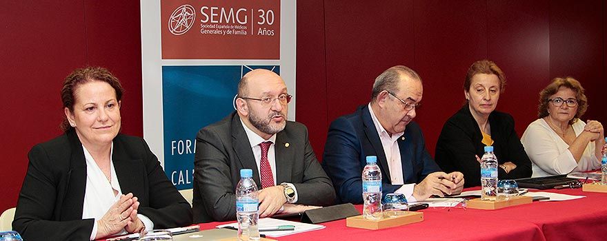 De izquierda a derecha: Marta Martínez, secretaria de Información; Francisco José Sáez, vicepresidente; Antonio Fernández-Pro, presidente; Pilar Rodríguez Ledo, vicepresidenta, y Mercedes Otero, gerente.