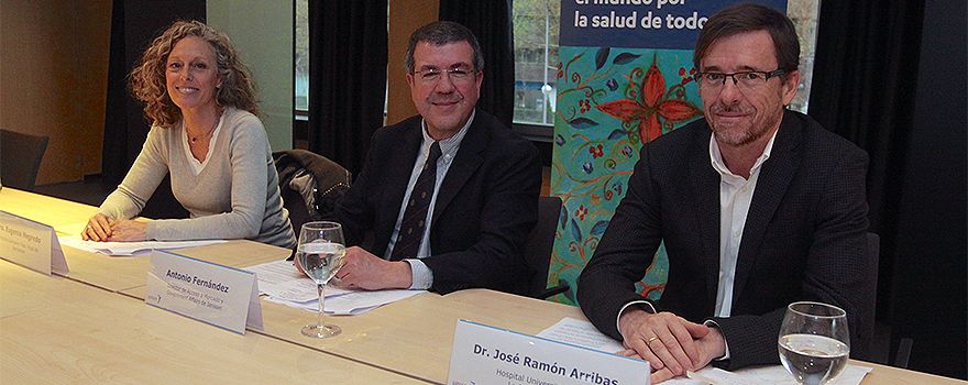Eugenia Negredo, del Hospital Germans Trias i Pujol, de Barcelona; Antonio Fernández, director de acceso a mercado y Gorvernment Affairse de la compañía farmacéutica Janssen; y José Ramón Arribas, del Hospital Universitario de La Paz, Madrid.